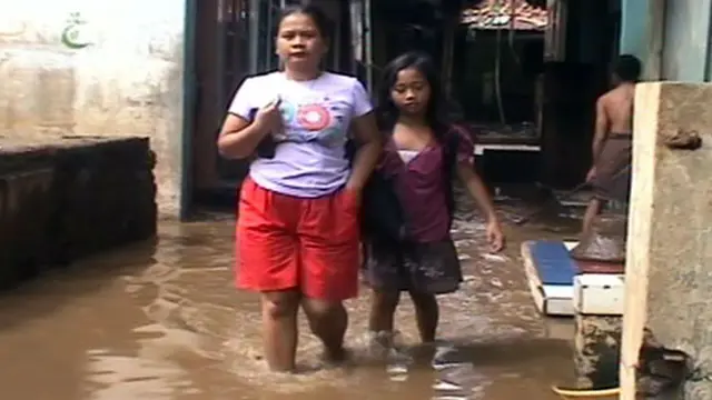 Banjir mulai surut, Warga Kampung Pulo Bersih-bersih