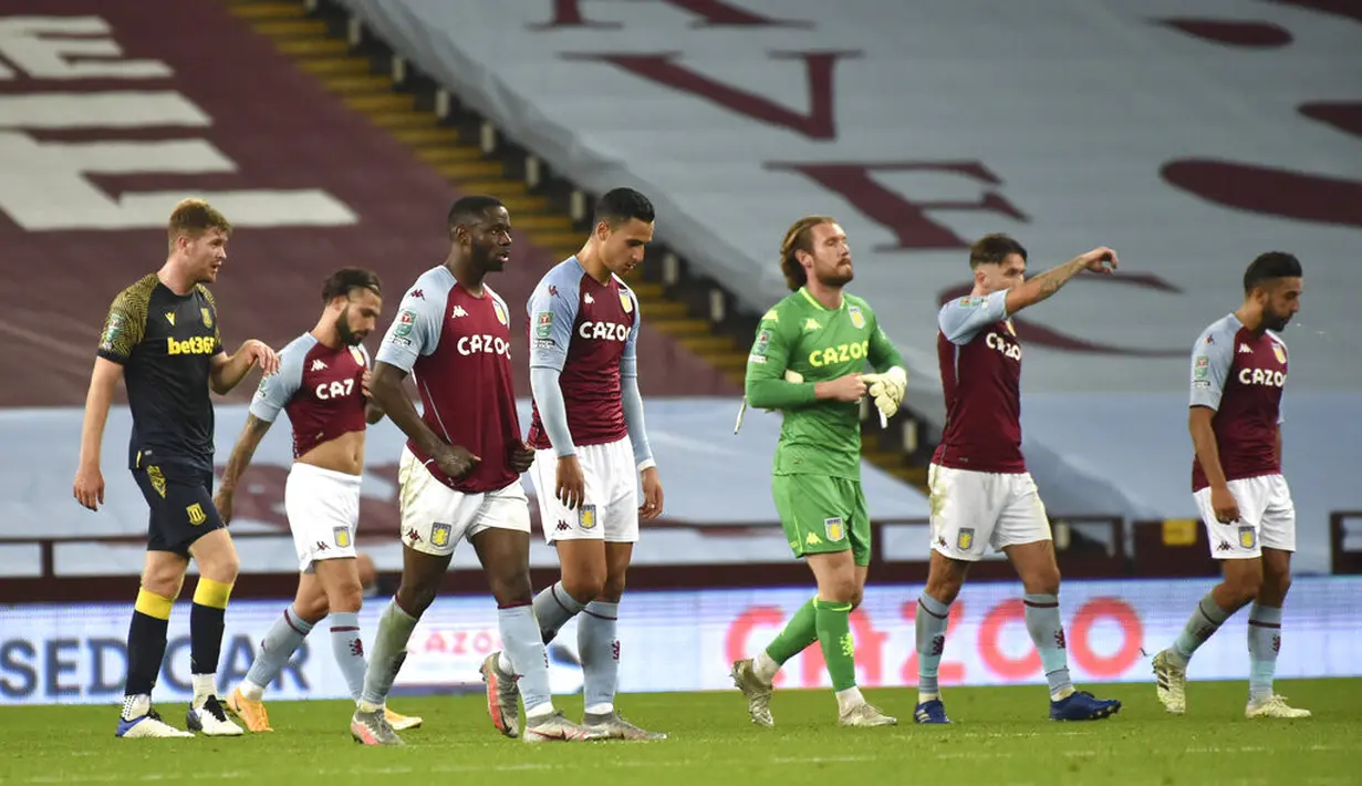 Para pemain Aston Villa berjalan meninggalkan lapangan pada akhir pertandingan babak keempat Piala Liga antara Aston Villa dan Stoke City di Stadion Villa Park, Birmingham, Inggris, Kamis (1/10/2020). Stoke City mengalahkan Aston Villa 1-0. (AP Photo/Rui Vieira, Pool)