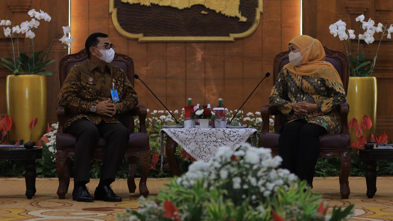 Kepala Kantor Wilayah (Kakanwil) Kemenkumham Jatim Zaeroji saat bertemu Khofifah. (Dian Kurniawan/Liputan6.com)