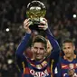 Bintang Barcelona, Lionel Messi, pamer Piala Ballon d'Or jelang laga melawan Athletic Bilbao. Gelar pesepak bola terbaik dunia itu merupakan yang kelima kalinya bagi Messi. (AFP/Lluis Gene)