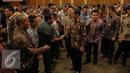 Presiden Joko Widodo menyalami peserta usai membuka Musyawarah Nasional IV Adkasi di Jakarta, Kamis (17/12). Musyawarah nasional ini bertema 'Membangun Indonesia Dari Daerah' dengan dihadiri DPRD Kabupaten seluruh Indonesia. (Liputan6.com/Faisal R Syam)