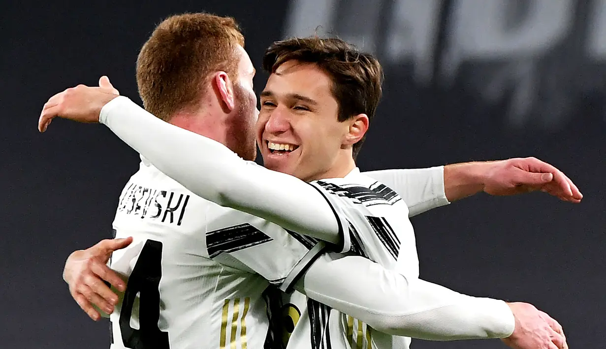 Federico Chiesa (kanan) saat ini ditaksir memiliki harga 70 juta euro. Pemain Juventus tersebut pada awal tahun 2021 dibanderol sebesar 48 juta euro, atau mengalami kenaikan sebesar 22 juta euro. (Foto: AFP/Isabella Bonotto)