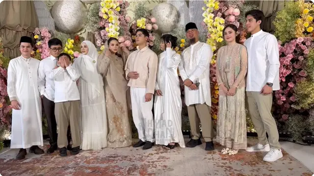 6 Potret Gamis dan Kebaya Mulan Jameela di 7 Bulanan Alyssa Daguise, Menawan
