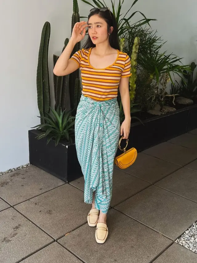 Febby Rastanty saat Memadukan Pakain Sehari-hari dengan Batik dan Kebaya