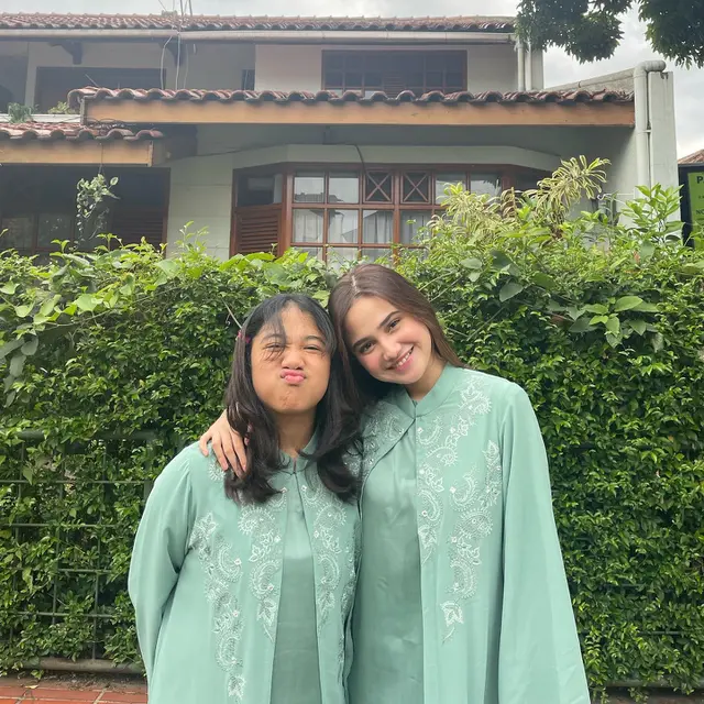 Tampil Kompak, Ini 6 Potret Seleb Wanita Bersama Keluarga di Lebaran 2022