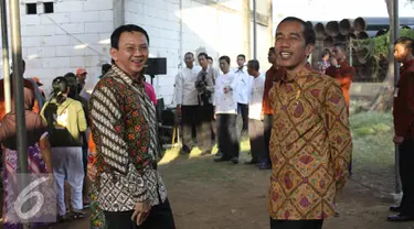 Presiden Jokowi dan Gubernur Ahok saat memberikan sembako di kawasan Cilincing, Jakarta, Kamis (3/9/2015). (Liputan6.com/Gempur M Surya)