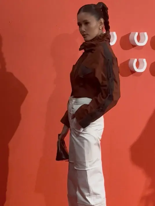 Titi Rajo Bintang terlihat memikat dengan tampilan celana putih dan jaket cokelat. Ditambah dengan tatanan braid pony tail yang begitu seirama dengan tema acara.  / Foto dok: Fimela.com.