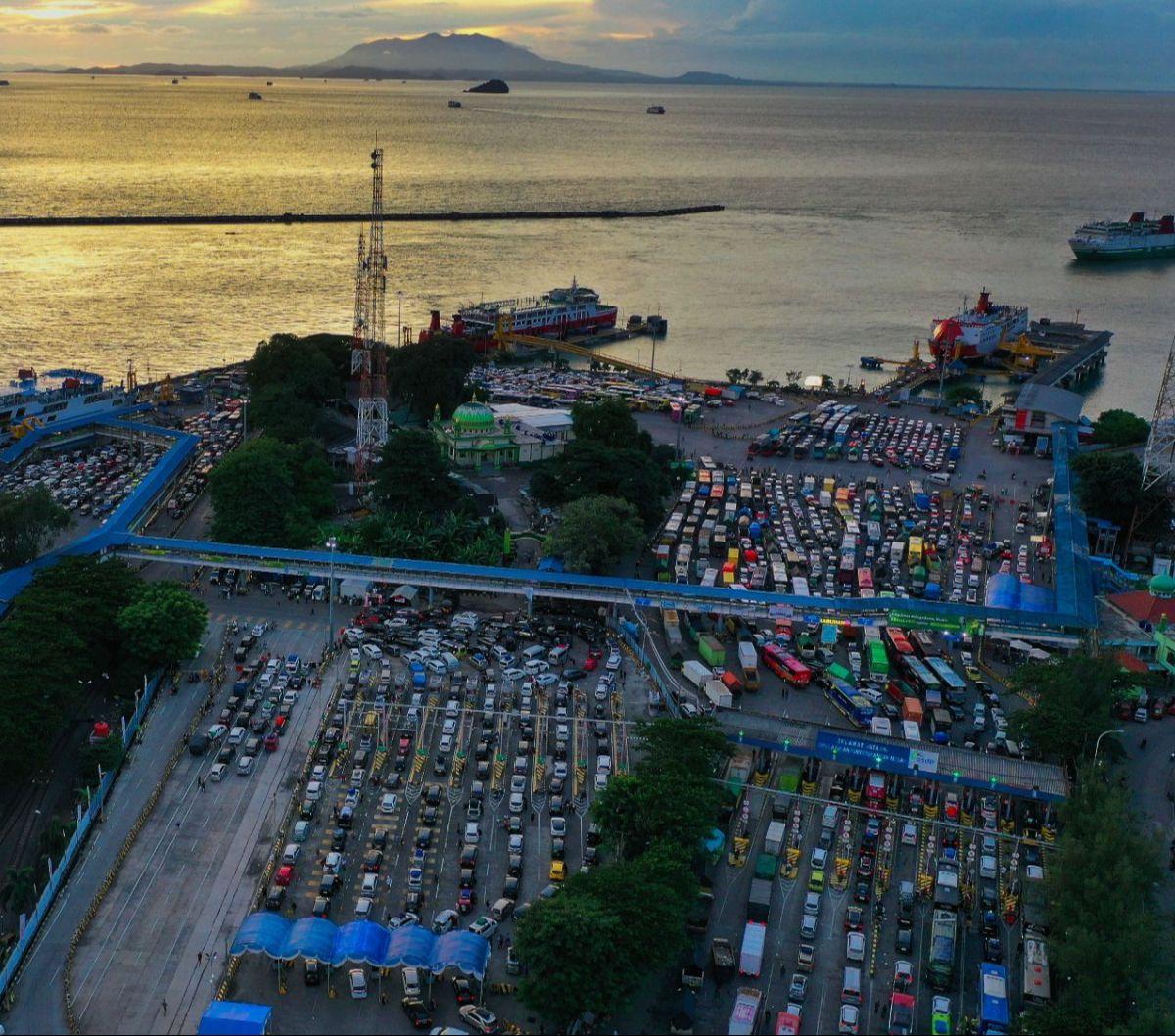 Ribuan kendaraan pemudik mengantre untuk menaiki kapal penyeberangan di Pelabuhan Merak, Cilegon, Banten, Sabtu (6/4/2024). Pada H-4 Lebaran, pemudik yang hendak menyeberang ke Pulau Sumatera terpantau membeludak di Pelabuhan Merak. Liputan6.com/Angga Yun