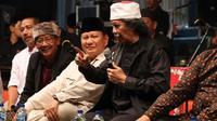 Menteri Pertahanan Prabowo Subianto  menghadiri acara Sinau Bareng Cak Nun di Pondok Segoro Agung Kecamatan Trowulan Kabupaten Mojokerto Jawa Timur. (Foto: Dokumentasi Tim Media Prabowo Subianto).