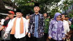 Balon gubernur DKI Jakarta, Agus Harimurti Yudhoyono (tengah) bersama Ketua Tim Pemenangan Nachrowi Ramli menuju Balai Sudirman Jakarta, Senin (24/10). Pasangan Agus-Sylvi akan mengikuti penetapan cagub DKI Jakarta. (Liputan6.com/Helmi Fithriansyah)