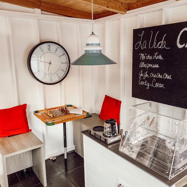 Pria Amerika Bangun Kafe Mini di Halaman Rumah Gara-Gara ...