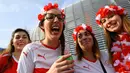 Fans asal  Swiss terlihat bersemangat mendukung timnya melawan Prancis pada grup A Euro 2016 di Stadion Pierre-Mauroy, Lille (20/6/2016) WIB. (AFP/Franck Fife)