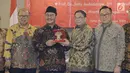 Tokoh Nasional Jimly Assidiqqi (kedua kiri) menerima cinderamata dari Ketua Umum Perhimpunan Indonesia Tionghoa (INTI), Teddy Soegianto (kedua kanan) dalam seminar Prospek Indonesia 2018 di Jakarta, Sabtu (16/12). (Liputan6.com/Iwan)