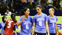 Setter Jakarta Elektrik PLN Yolana Betha (dua dari kiri) berdiskusi dengan Maria Jose dan Lindsay Stalzer pada putaran kedua final four Proliga 2017 melawan Jakarta Pertamina Energi di GOR C'Tra Arena, Minggu (16/4/2017). (Liputan6.com/Yoppy Renato)