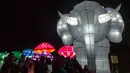 Orang-orang mengunjungi festival lampu dan figur Natal pada awal musim liburan di Paseo Santa Lucia, Monterrey, Meksiko pada 25 November 2018. Festival ini adalah salah satu festival terbesar di Amerika Latin. (Julio Cesar AGUILAR/AFP)