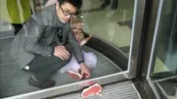 Bocah tersangkut kakinya di pintu putar hotel China. (CCTV)