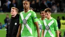Tampak sejumlah pemain Wolfsburg terlihat sedih usai timnya di kalahkan Napoli i leg pertama perempat final Liga Europa di Stadion Volkswagen Arena, Kamis (16/4/2015). Napoli menang 4-1 atas Wolfsburg.(REUTERS/Fabian Bimmer)