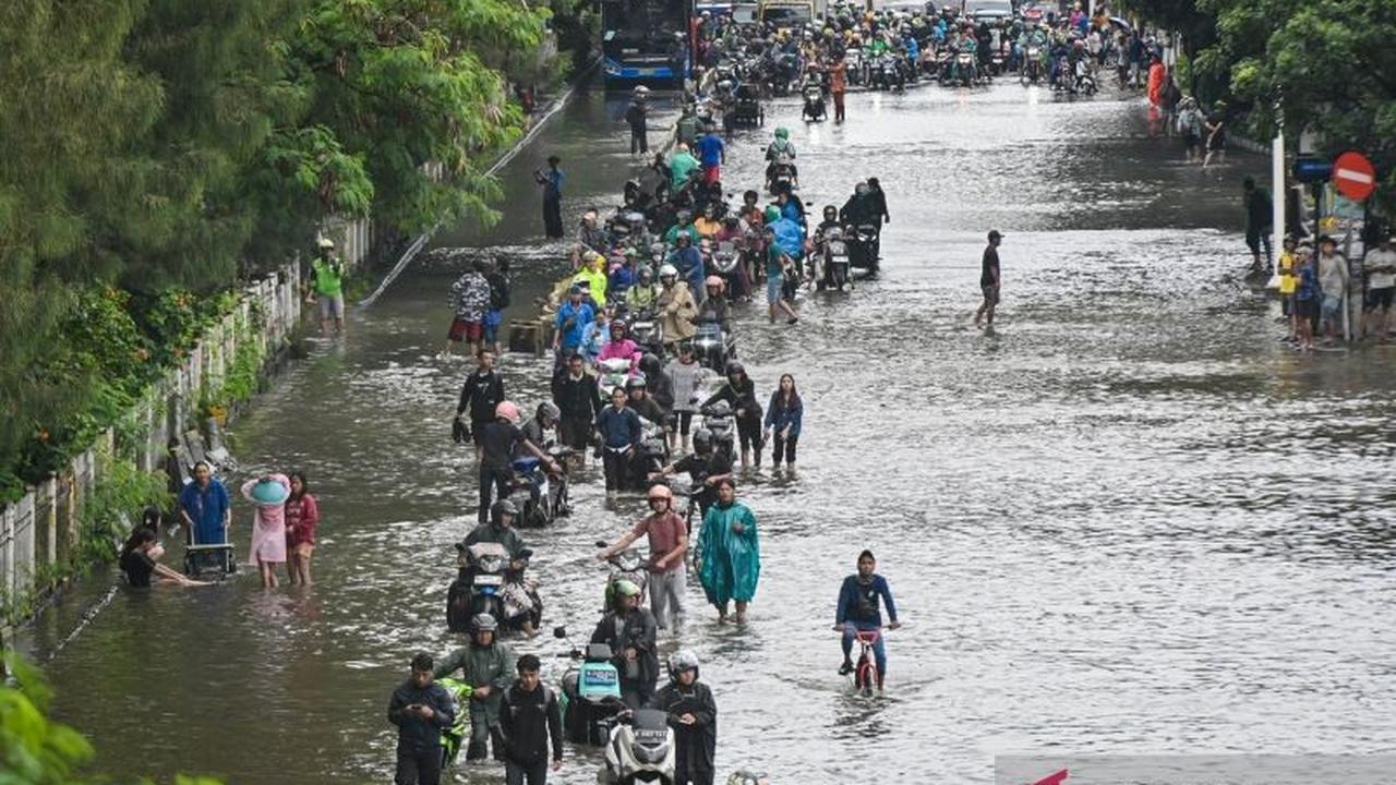 TransJakarta Terdampak Banjir, Sesuaikan Operasional di Berbagai Rute Jakarta