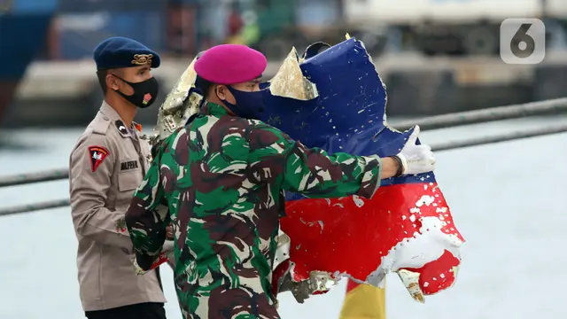 FOTO: Tim Selam Marinir TNI AL Evakuasi Serpihan Pesawat Sriwijaya Air SJ 182