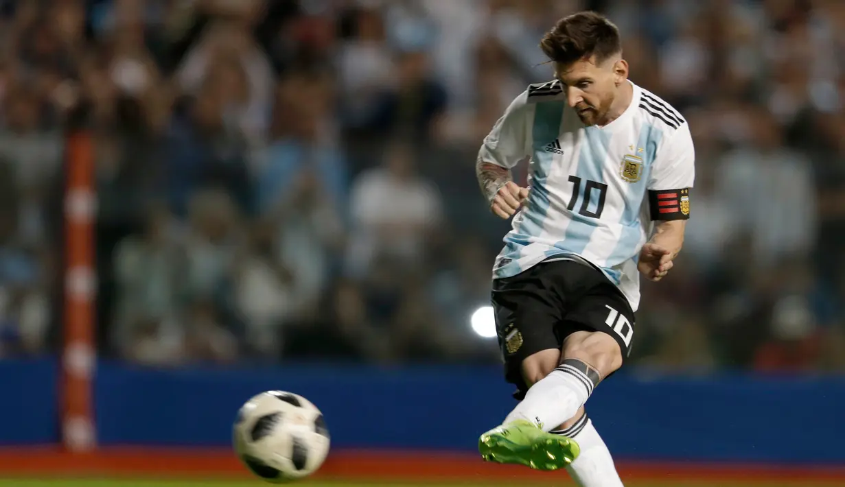 Penyerang Argentina Lionel Messi menendang bola saat melawan Haiti pertandingan persahabatan di stadion Bombonera di Buenos (29/5). (AP / Natacha Pisarenko)