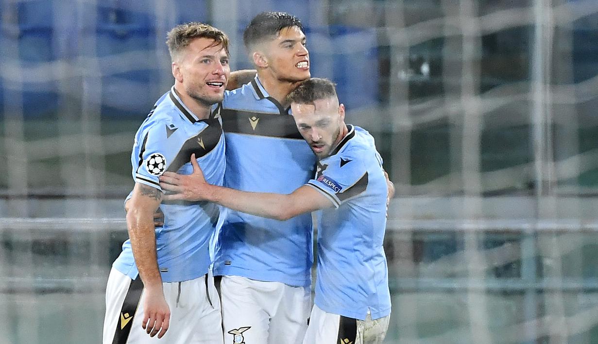 Pemain Lazio merayakan gol yang dicetak Joaquin Correa ke gawang Club Brugge pada laga Grup F Liga Champions di Olympic Stadium, Rabu (9/12/2020) dini hari WIB. Lazio bermain imbang 2-2 melawan Club Brugge. (AFP/Tiziana Fabi)