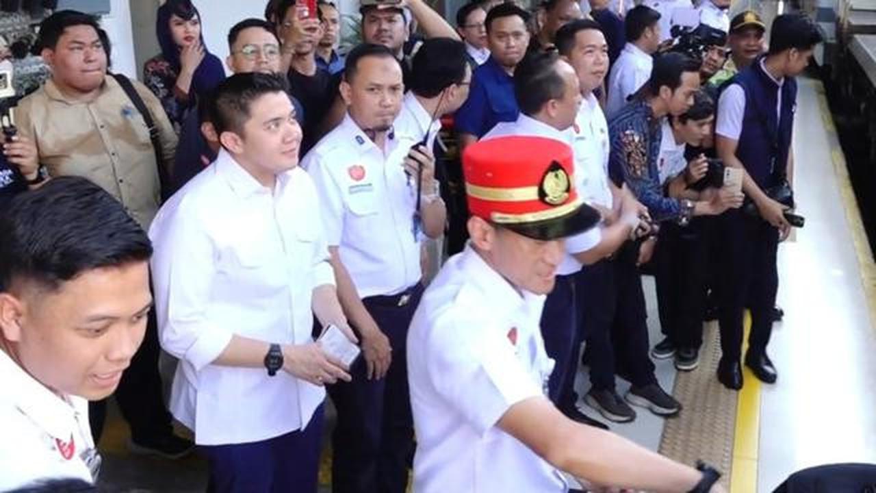 Seskab Teddy Ungkap Nyamannya Kereta Api Ekonomi Kerakyatan
