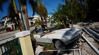 Sebuah mobil terlihat usai diterjang Badai Ian di Pantai Fort Myers, Florida, Amerika Serikat, 30 September 2022. Bisnis-bisnis di dekat pantai sepenuhnya hancur, hanya menyisakan puing-puing yang berserakan. (AP Photo/Rebecca Blackwell)