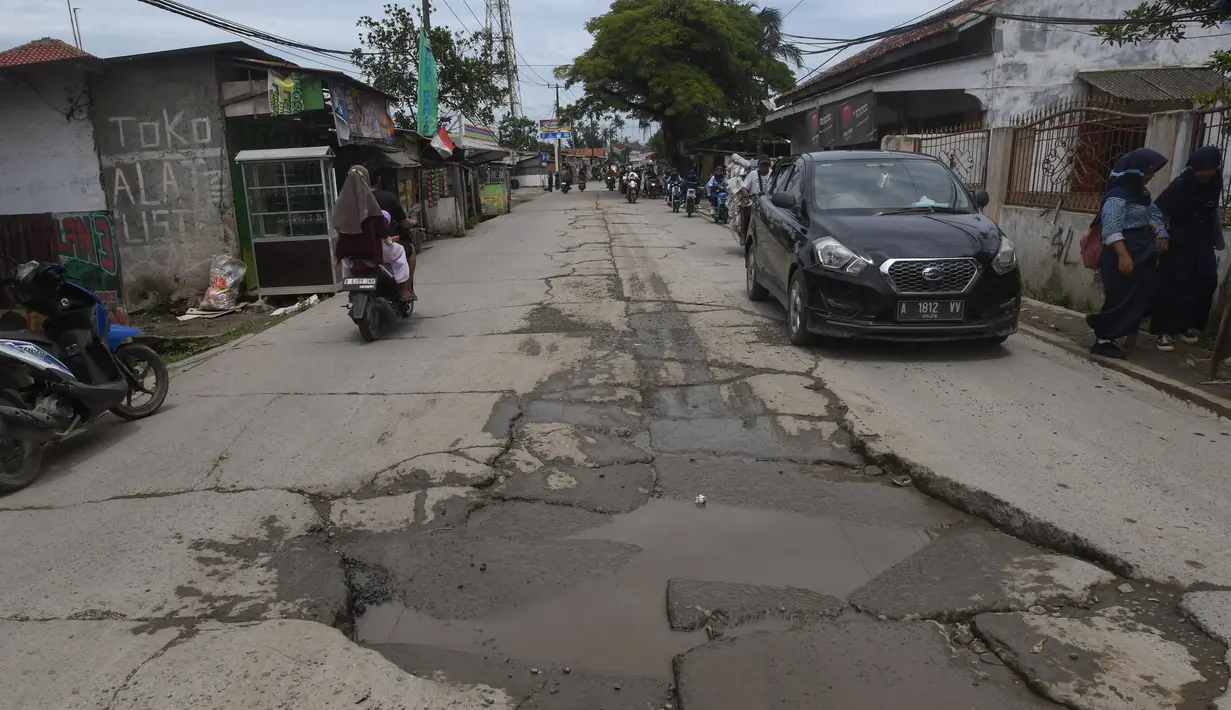 Belasan titik di Jalan Raya Tanjung Pasir mengalami kerusakan. (merdeka.com/Arie Basuki)