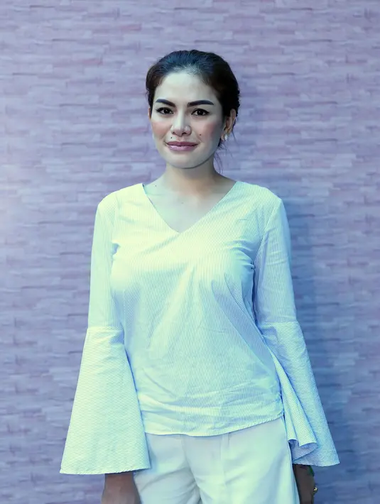 "Kan kalau gue emang orangnya gitu, spontanitas aja gitu. Karena di Jepang kamar mandinya jauh bingits ya," ucap Nikita Mirzani ditemui di kawasan Tendean, Jakarta Selatan, Jumat (29/7/2016). (Nurwahyunan/Bintang.com)