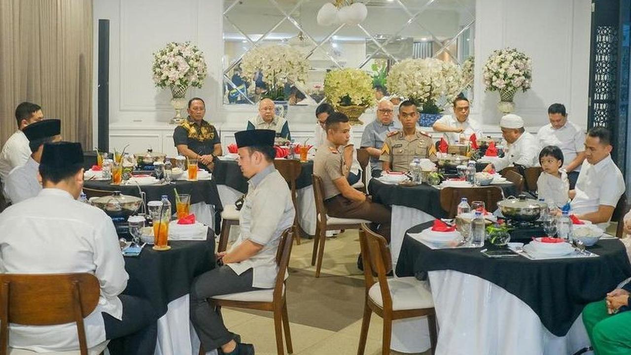 Rupanya, acara tersebut digelar sebagai ungkapan rasa syukur dan mendoakan sang putra yang sedang menjalani masa pendidikan.