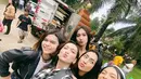 Ini adalah potret Ersya dan Dea saat Dea Annisa baru bergabung di sinetron Anak Jalanan reborn. Dalam potret kebersamaan ini keduanya terlihat seperti sudah saling mengenal lama. Persahabatannya di sinetron sukses menarik hati penonton, namun sayang sinetron yang disutradarai oleh Rudi Aryanto ini sudah resmi tamat. (Liputan6.com/IG/@deaaannisa)