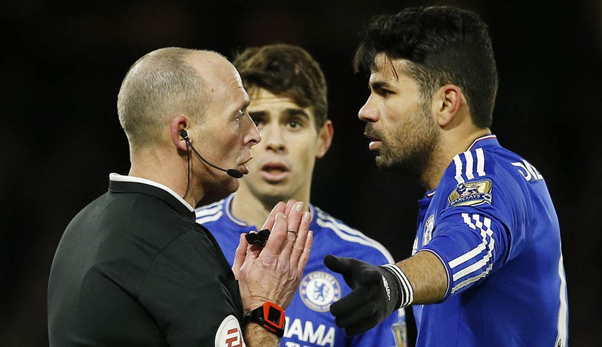 Penyerang Chelsea, Diego Costa, memprotes keputusan wasit, Mike Dean, saat laga Liga Premier Inggris melawan Watford. The Blues hanya memiliki dua kali kesempatan tembakan ke arah gawang. (Reuters/John Sibley)