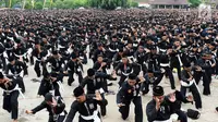 Pesilat Persaudaraan Setia Hati Terate (PSHT) memeragakan jurus saat kegiatan Bumi Reog Berzikir 2018 dan Deklarasi Pemilu Damai di Alun-alun Ponorogo, Jawa Timur, Minggu (30/12). Kegiatan diikuti 45.024 pesilat. (Liputan6.com/HO/Firdaus)