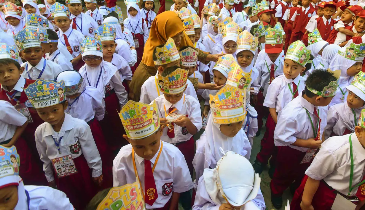 Seorang guru merapihkan jilbab murid baru kelas satu saat pelaksanaan MPLS (Masa Pengenalan Lingkungan Sekolah) di SDN Meruyung, Depok, jawa Barat, Senin, 13 Juli 2007. (KLY/ Arie Basuki)