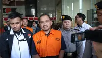 Bupati Pemalang Anom Widiyantoro berjalan menuju mobil tahanan usai menjalani pemeriksaan di Gedung Merah Putih KPK, Jakarta, Kamis  (30/7/2026).  (KLY/ Arie Basuki)
