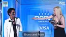 Rose dan Bruno memenangkan penghargaan Global Sensation untuk lagu fenomenal mereka yang berjudul "APT". (Foto: Doc MAMA Awards 2024 via X)