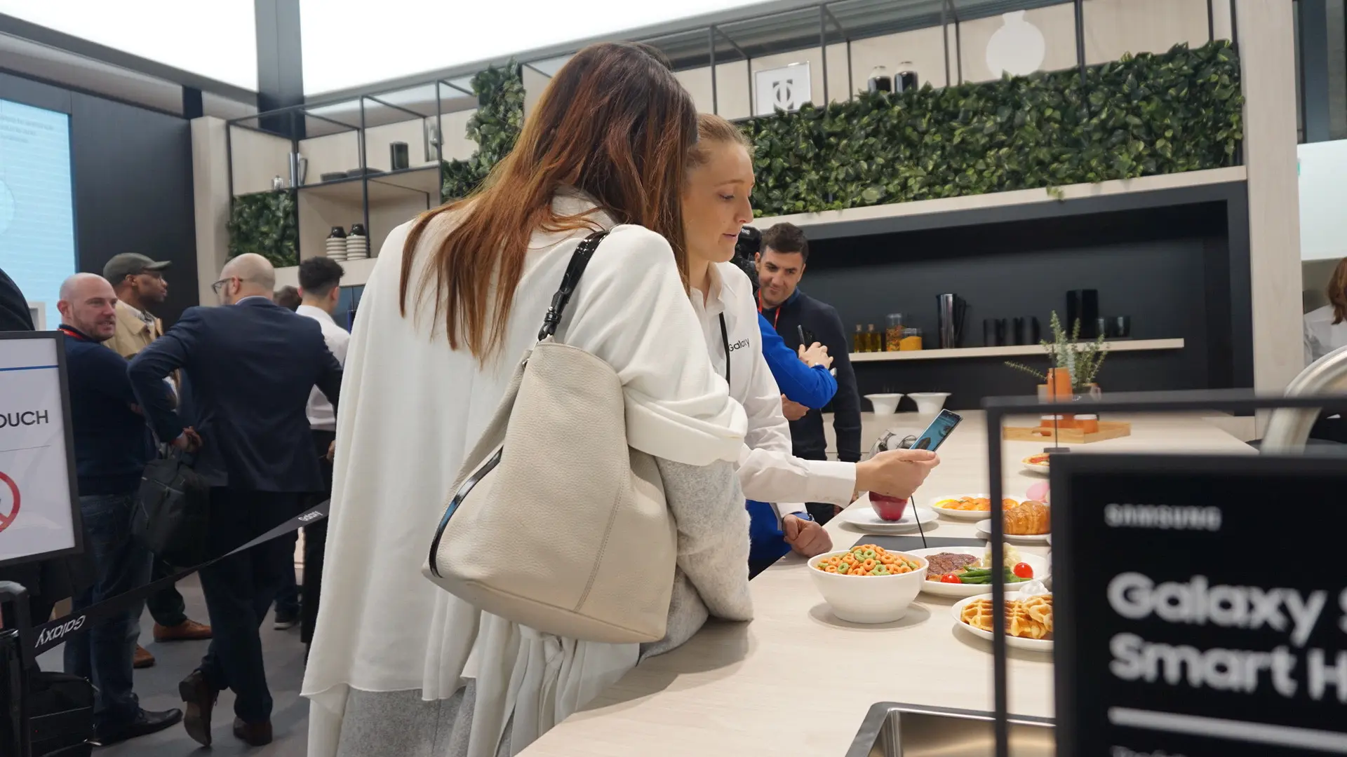 Pengunjung booth Samsung di MWC 2018 melihat-lihat ekosistem Smart Home. (Liputan6.com/ Agustin Setyo W)