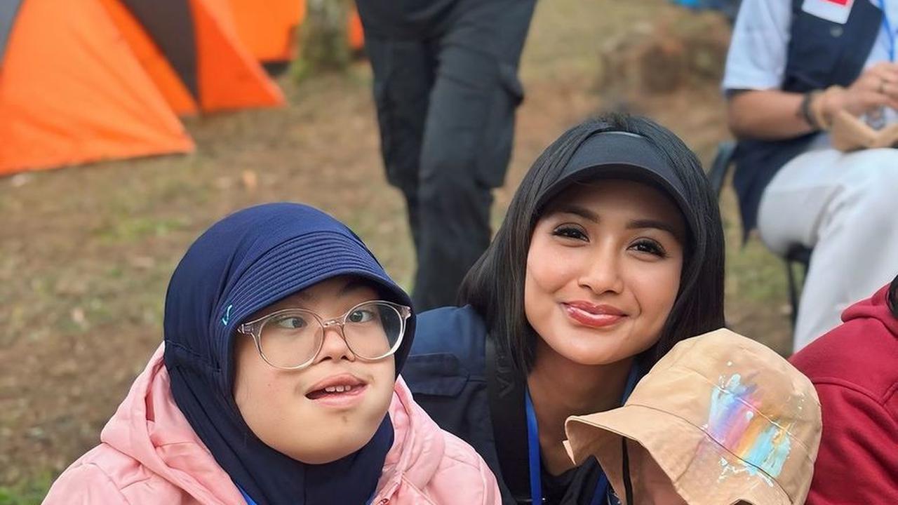 Momo Moriska turut berperan sebagai volunteer dalam acara ini, dan dalam suatu sesi, ia terlihat mengabadikan momennya saat menemani salah satu peserta yang sedang melukis.<br>