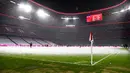 Pemandangan saat hujan salju mewarnai pertandingan Bundesliga antara Bayern Munchen dan Arminia Bielefeld di Allianz Arena, Munich, Jerman, Senin (15/2/2021). Laga berakhir dengan skor 3-3. (AP Photo/Andreas Schaad, Pool)