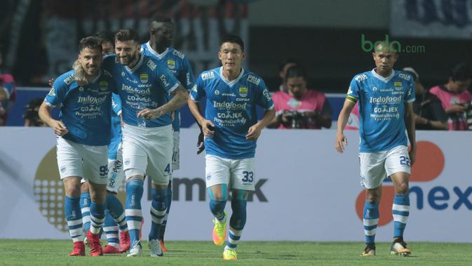 Para pemain Persib Bandung merayakan gol Jonathan Bauman saat melawan Mitra Kukar pada laga Liga 1 Indonesia di GBLA, (8/4/2018). Persib Bandung menang 2-0. (Bola.com/Nick Hanoatubun)