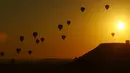 Pemandangan saat balon udara melayang di langit Kapadokia, Turki, Selasa (7/8). Kapadokia memiliki sejumlah keajaiban alam, khususnya Cerobong Peri (Fairy Chimney). (AP Photo/Emrah Gurel)