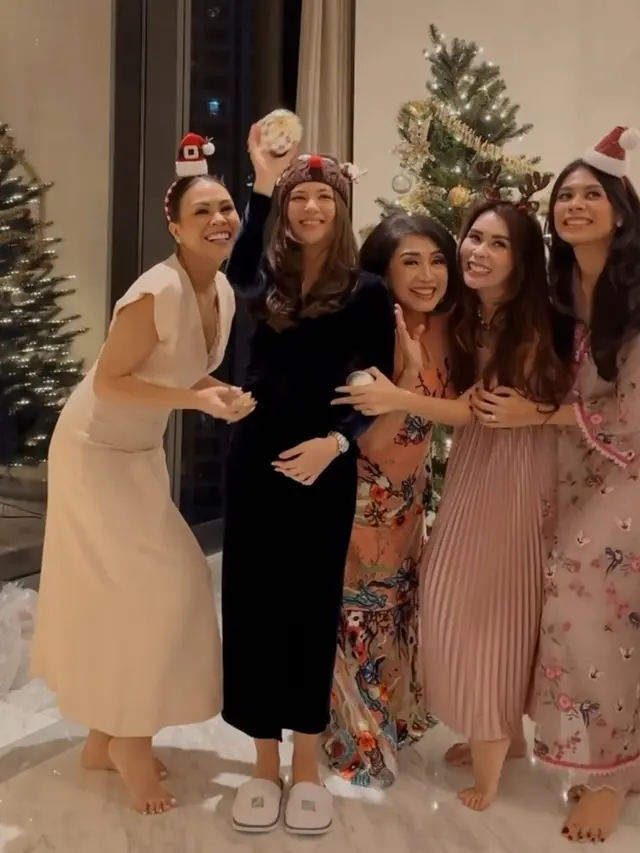 6 Potret Keseruan Jessica Mila Hias Pohon Natal Bareng Kakak Ipar dan Mertua