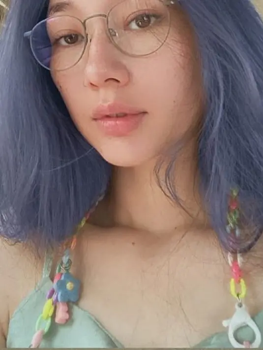 Bahkan ia sempat memfilter rambutnya dengan warna ungu. Meski terlihat mencolok, namun tak sedikit netizen yang menyebut warna itu cocok bagi wanita 26 tahun ini .  (Liputan6.com/IG/@devinaaureel)