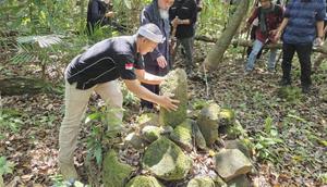 Struktur batu di Gunung Tangkil diduga bekas benteng megalitik. (Dok. museumprabusiliwangi.org)