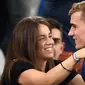 Pemain Prancis, Antoine Griezmann memeluk kekasihnya Erika Choperena setelah timnya menang atas Jerman 2-0 pada piala Eropa 2016 di Stade Velodrome, Marseille (7/7/2016). (AFP/Franck Fife)