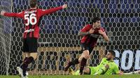 Gelandang AC Milan, Sandro Tonali (tengah) merayakan setelah mencetak gol kedua timnya ke gawang Lazio pada pertandingan lanjutan Liga Serie A Italia di Stadion Olimpiade Roma, Italia, Senin (25/4/2022). AC Milan menang tipis atas Lazio 2-1. (AP Photo/Andrew Medichini)
