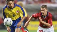 Pada laga ketiga menghadapi Kolombia (26/6/1998) sebagai laga penentu kelolosan ke babak 16 Besar, Michael Owen dipercaya menjadi starter dan tampil penuh selama 90 menit. Meski tak mencetak gol, namun perannya di lini depan turut membawa Inggris sukses menang 2-0 atas Kolombia dan meloloskan Three Lions ke babak 16 Besar. (AFP/Pedro Ugarte)