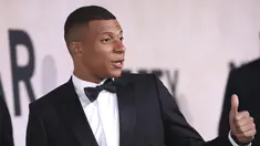 Penyerang PSG, Kylian Mbappe berpose untuk fotografer setibanya menghadiri AmfAR Cinema Against AIDS Benefit selama festival film internasional Cannes ke-75 di Hotel du Cap-Eden-Roc, Cap d'Antibes, Prancis selatan, Kamis (26/5/2022). Mbappe tampil mengenakan jas hitam berdasi kupu-kupu. (AP Photo/Vianney Le Caer)