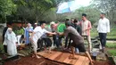 Setelah di salatkan dekat rumah duka, jenazah H. Syaipudin di antarkan ke peristirahatan terakhirnya. Iring-iringan mobil jenazah dan keluarga tiba di pemakaman sekitar pukul 9.30 WIB. [Foto: Adrian Putra/Fimela.com]