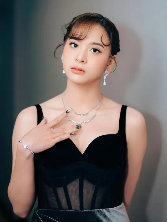 Tatanan rambut Zee JKT48 di acara ini juga patut diacungi jempol. Rambutnya digulung ke belakang dan menyisakan poni serta beberapa bagian rambut yang membingkai wajahnya dengan amat sempurna. [Foto: Instagram/jkt48.zee]